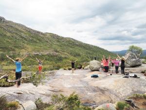 Eine Gruppe von Menschen, die mit erhobenen Armen auf Felsen stehen in der Unterkunft Sirdal Høyfjellshotell in Fidjeland
