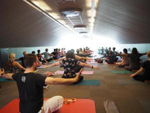 eine Gruppe von Leuten, die in einem Yoga-Kurs auf dem Boden sitzen in der Unterkunft Sirdal Høyfjellshotell in Fidjeland