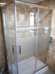 um chuveiro com uma porta de vidro na casa de banho em APARTAMENTO LOS CACTUS em Echedo