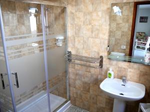 een badkamer met een douche en een wastafel bij APARTAMENTO LOS CACTUS in Echedo