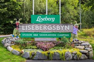 un segno all'ingresso del bagnino del cartello dell'assistente sociale di Lisebergsbyns Vandrarhem a Göteborg