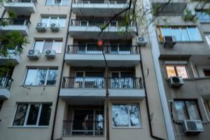 un edificio alto con balcones y un semáforo en rojo en SOS CoMFORT en Burgas