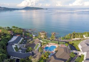 una vista aérea del agua en el complejo en Diamond Cliff Resort & Spa - SHA Extra Plus en Patong