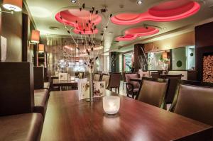 Reštaurácia alebo iné gastronomické zariadenie v ubytovaní Kolping Family Resort