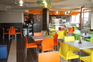 Reštaurácia alebo iné gastronomické zariadenie v ubytovaní Kolping Family Resort