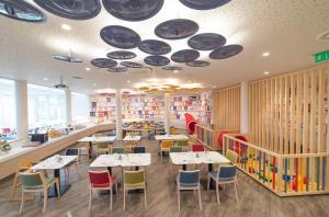 Reštaurácia alebo iné gastronomické zariadenie v ubytovaní Kolping Family Resort