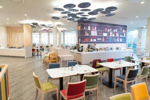 Reštaurácia alebo iné gastronomické zariadenie v ubytovaní Kolping Family Resort