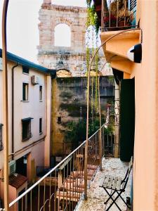 ヴェローナにあるRoom Verona Ai Duchiの古い建物のバルコニーからの眺め