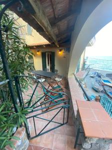 balcón con mesa, sillas y vistas al océano en La casa al mare, en Nerano