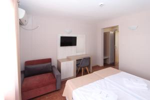 Μια τηλεόραση ή/και κέντρο ψυχαγωγίας στο Hotel PERLA BEACH