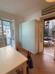 Habitación con mesa y vistas a un patio. en La casa al mare, en Nerano