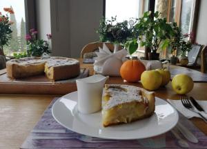 stół z talerzem chleba i owoców w obiekcie Садиба "Градний Узвіз" w mieście Tatarów
