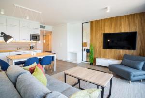 Telewizja i/lub zestaw kina domowego w obiekcie Apartos Sailor - Luxury Apartments