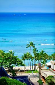 vistas a una playa con palmeras y al océano en Jenny's Pineapple Cottage en Honolulu