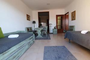 ein Schlafzimmer mit zwei Betten und ein Wohnzimmer in der Unterkunft MyRiverPlace N 4 Private Terrace River View Porto apartments in Vila Nova de Gaia