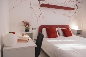 A bed or beds in a room at Elly's B&B