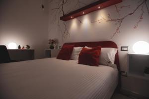 A bed or beds in a room at Elly's B&B