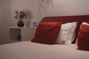 A bed or beds in a room at Elly's B&B