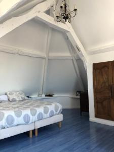 1 dormitorio con 1 cama en una habitación blanca en Maison de pécheur 3 chambres centre ville 10 min de la plage Good Mindset, en Trouville-sur-Mer