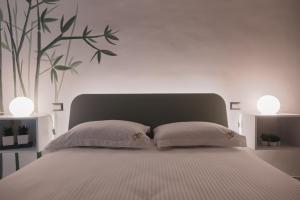 A bed or beds in a room at Elly's B&B