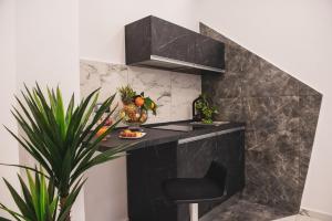 A kitchen or kitchenette at Elly's B&B