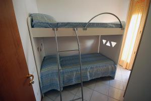 een kamer met twee stapelbedden in een kamer bij Residence Seaside in Tortoreto Lido