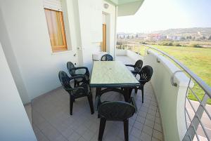 een terras met een tafel en stoelen op een balkon bij Residence Seaside in Tortoreto Lido