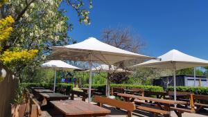 a group of picnic tables and umbrellas at Kootingal Hotel in Kootingal