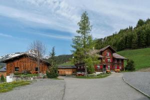 ein großes Haus mit einer Straße davor in der Unterkunft Bergwelt-M in Schröcken