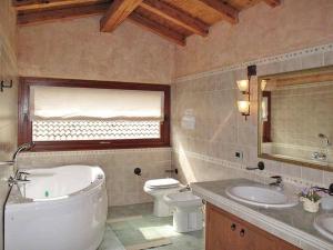 uma casa de banho com uma banheira, um WC e um lavatório. em Haus Barbara em Novate Mezzola