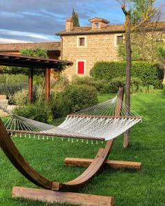 una hamaca en el césped frente a una casa en Tenuta dei Mori-Wine Relais Events, en Villanova