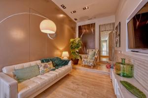 a living room with a couch and a table at Gran casa al lado de la playa y Barcelona Centro in Badalona