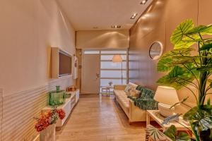 a living room with a couch and some plants at Gran casa al lado de la playa y Barcelona Centro in Badalona