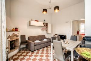 ローマにあるColonna Suite - Rome Termini Station Big Apartmentのリビングルーム(ソファ、テーブル付)