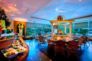 En restaurant eller et spisested på Golden Tulip Sovereign Hotel Bangkok