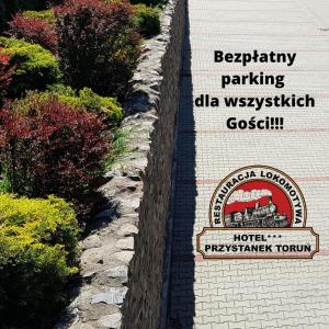 ein Zeichen für einen Eisenbahnparkingilla wasatch Goodwill in der Unterkunft Hotel Przystanek Torun in Toruń