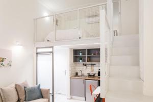 A cozinha ou cozinha compacta de Relax in this funky loft next to metro!