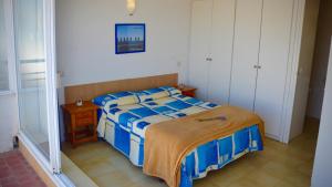 A bed or beds in a room at Trill Mirasol F duplex