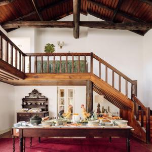 una mesa con comida en una habitación en Quinta Nova Winery House - Relais & Châteaux en Pinhão