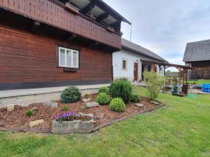 a garden in front of a house at Chalupa Vesec in Vesec