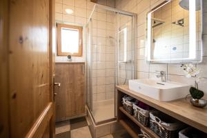 Koupelna v ubytování Weingarten & Appartement Auszeit with private Spa