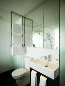 y baño con lavabo, aseo y espejo. en Art Series - The Cullen, en Melbourne