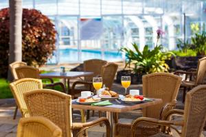 a table with food and two glasses of wine at Parque Vacacional Eden in Puerto de la Cruz