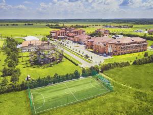 Tenis a/nebo squash v ubytování Caramell Premium Resort Superior nebo okolí