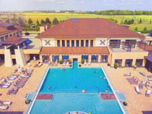 Bazén v ubytování Caramell Premium Resort Superior nebo v jeho okolí