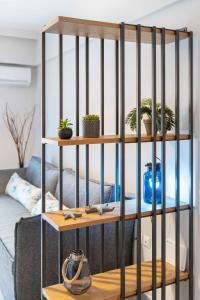 une étagère avec des plantes en pot sur un canapé dans l'établissement Suites 05-06 - Smart Cozy Suites - Large 2 bedroom, near Athens and metro, à Athènes