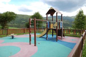 a playground with a slide and a slideintend at Gestiona2R - Narganes Mar y Montaña, ideal familias in Narganes