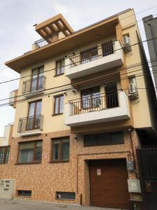 ein Gebäude mit Balkonen an der Seite in der Unterkunft Cappuccino Apartment-Brilliant Apartments in Constanţa