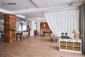 Reštaurácia alebo iné gastronomické zariadenie v ubytovaní Apartamenty PORTO