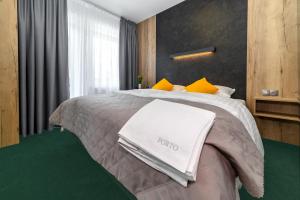 Posteľ alebo postele v izbe v ubytovaní Apartamenty PORTO